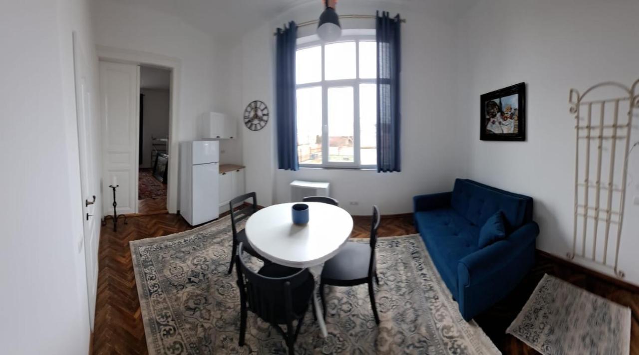 Weisz Apartment-City Center-Free Private Parking,Wifi,Ac Carei Exteriör bild