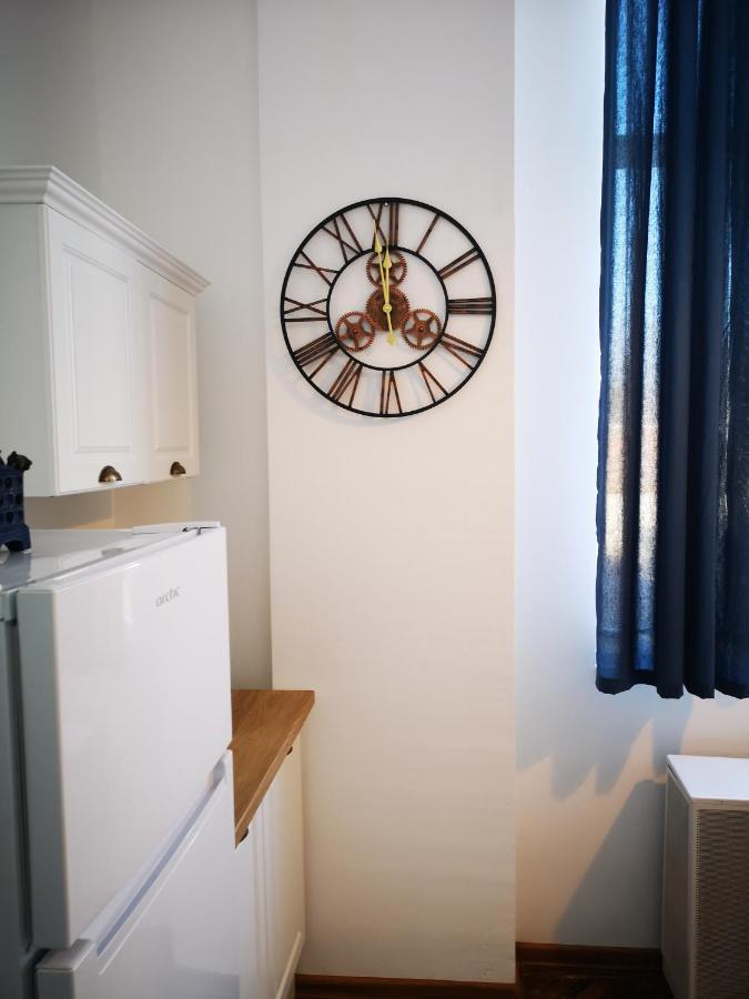 Weisz Apartment-City Center-Free Private Parking,Wifi,Ac Carei Exteriör bild