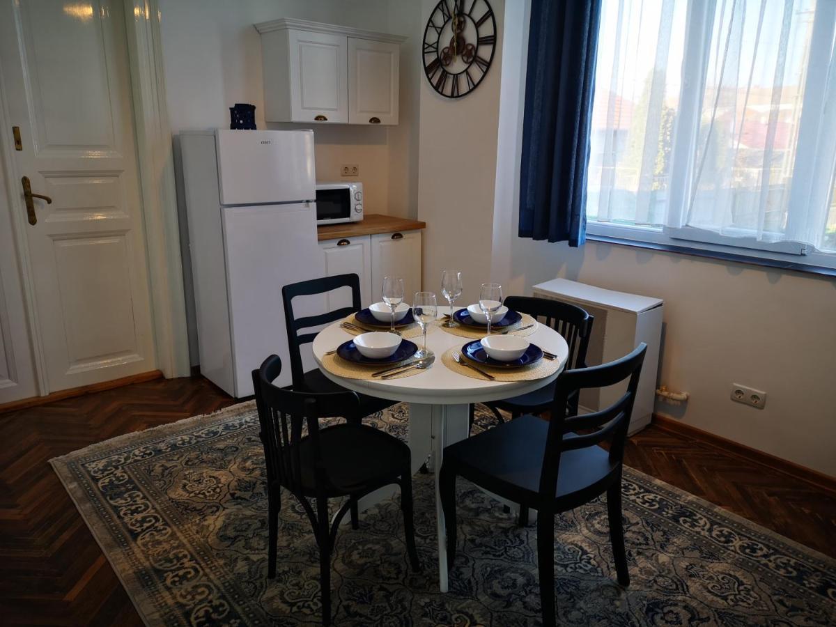 Weisz Apartment-City Center-Free Private Parking,Wifi,Ac Carei Exteriör bild