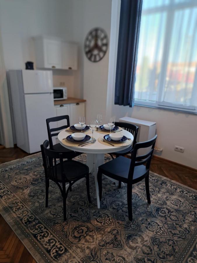 Weisz Apartment-City Center-Free Private Parking,Wifi,Ac Carei Exteriör bild