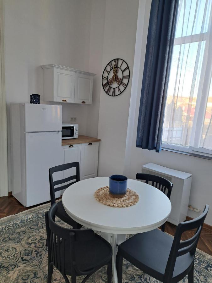 Weisz Apartment-City Center-Free Private Parking,Wifi,Ac Carei Exteriör bild