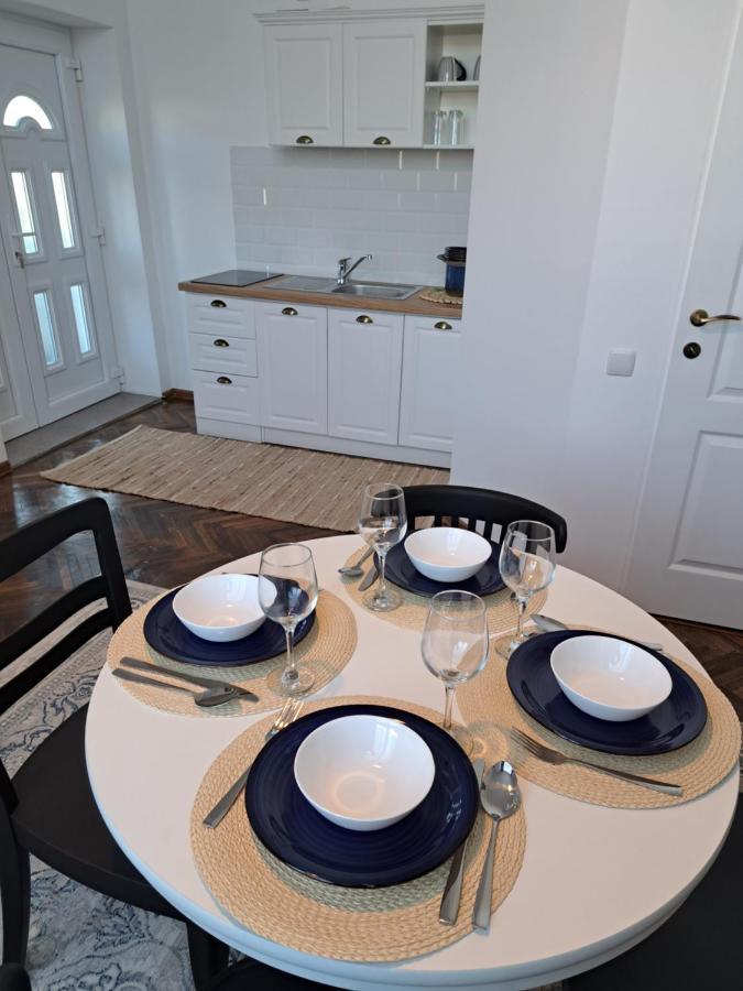 Weisz Apartment-City Center-Free Private Parking,Wifi,Ac Carei Exteriör bild