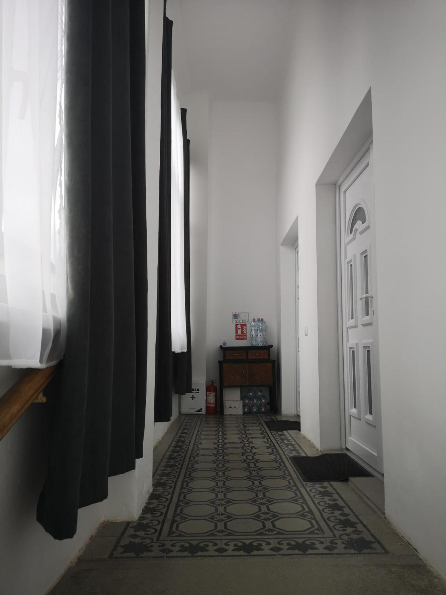Weisz Apartment-City Center-Free Private Parking,Wifi,Ac Carei Exteriör bild
