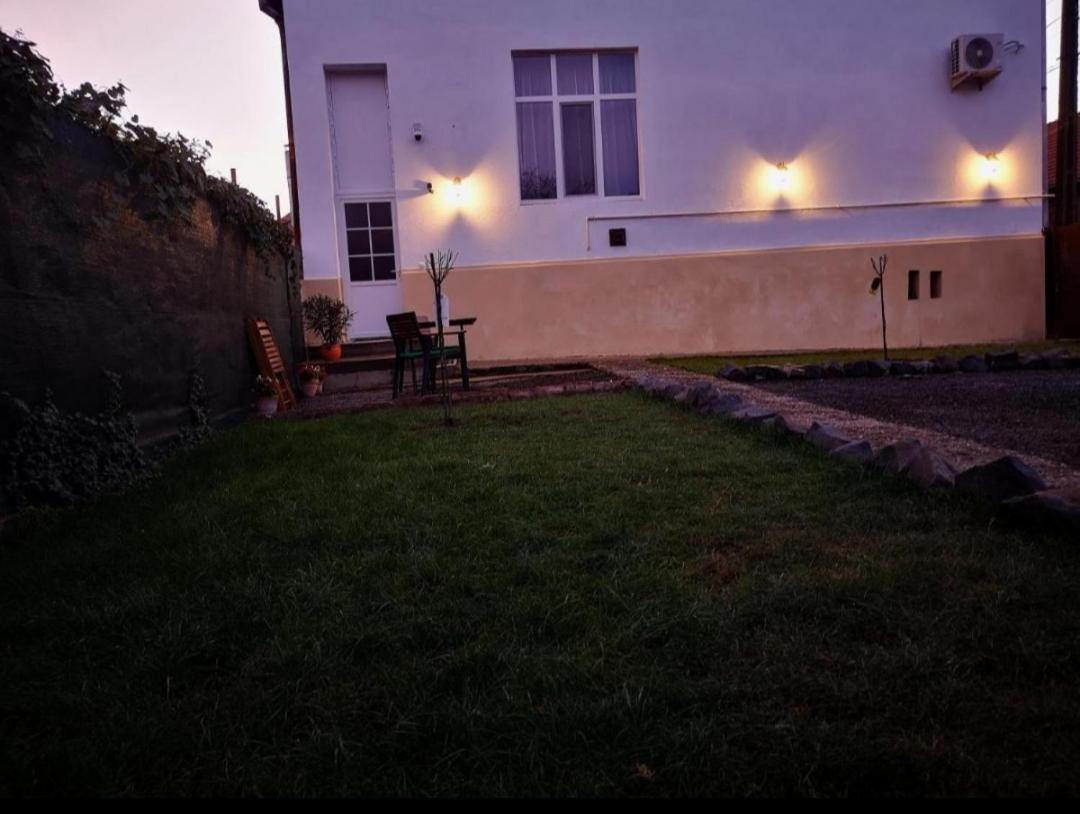 Weisz Apartment-City Center-Free Private Parking,Wifi,Ac Carei Exteriör bild